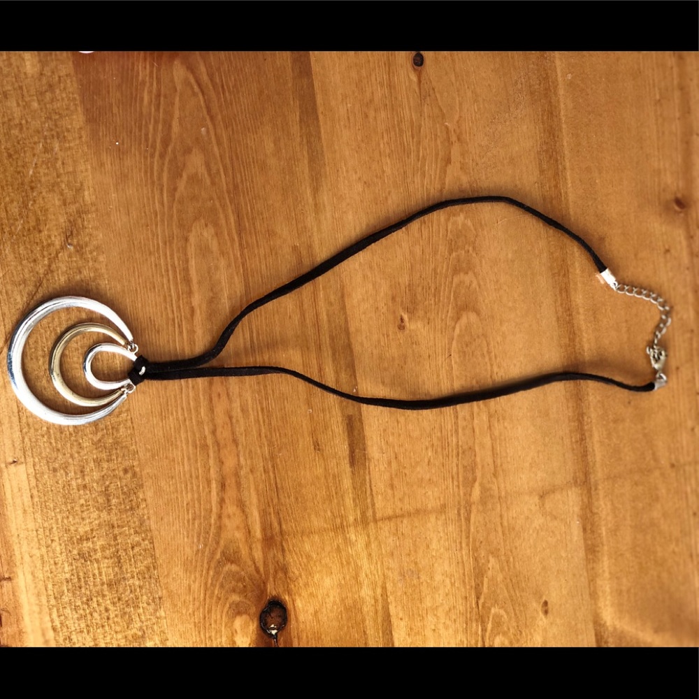 Velvet chain necklace with 3 hooped pendant 🖤❤️